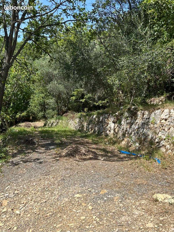 Terrain constructible à BOUYON · 86 000 €