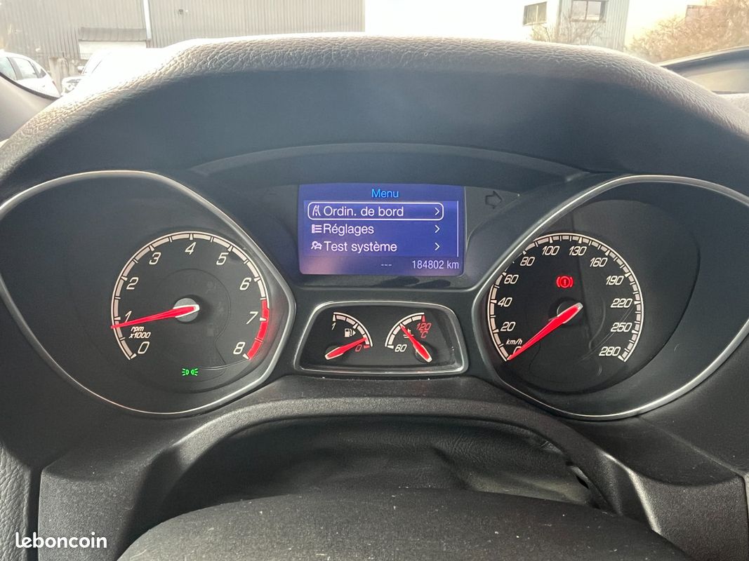FORD FOCUS ST 2.0 SCTi 250 CV EcoBoost + SIÈGES CHAUFFANTS RECARO + BLUETOOTH + RADAR DE RECUL (image 20)
