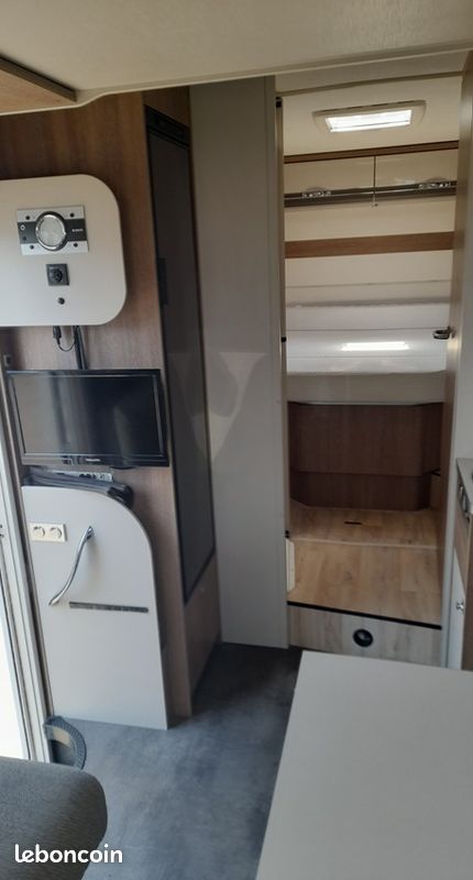 Camping-car Dethleffs trend T 7057 DBL lit central et salon face à face 7.40m (image 9)
