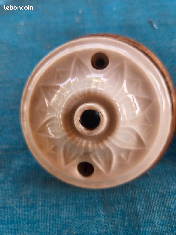 Rosace de plafond ancienne porcelaine moulurée & embase bois + douille vintage (image 1)