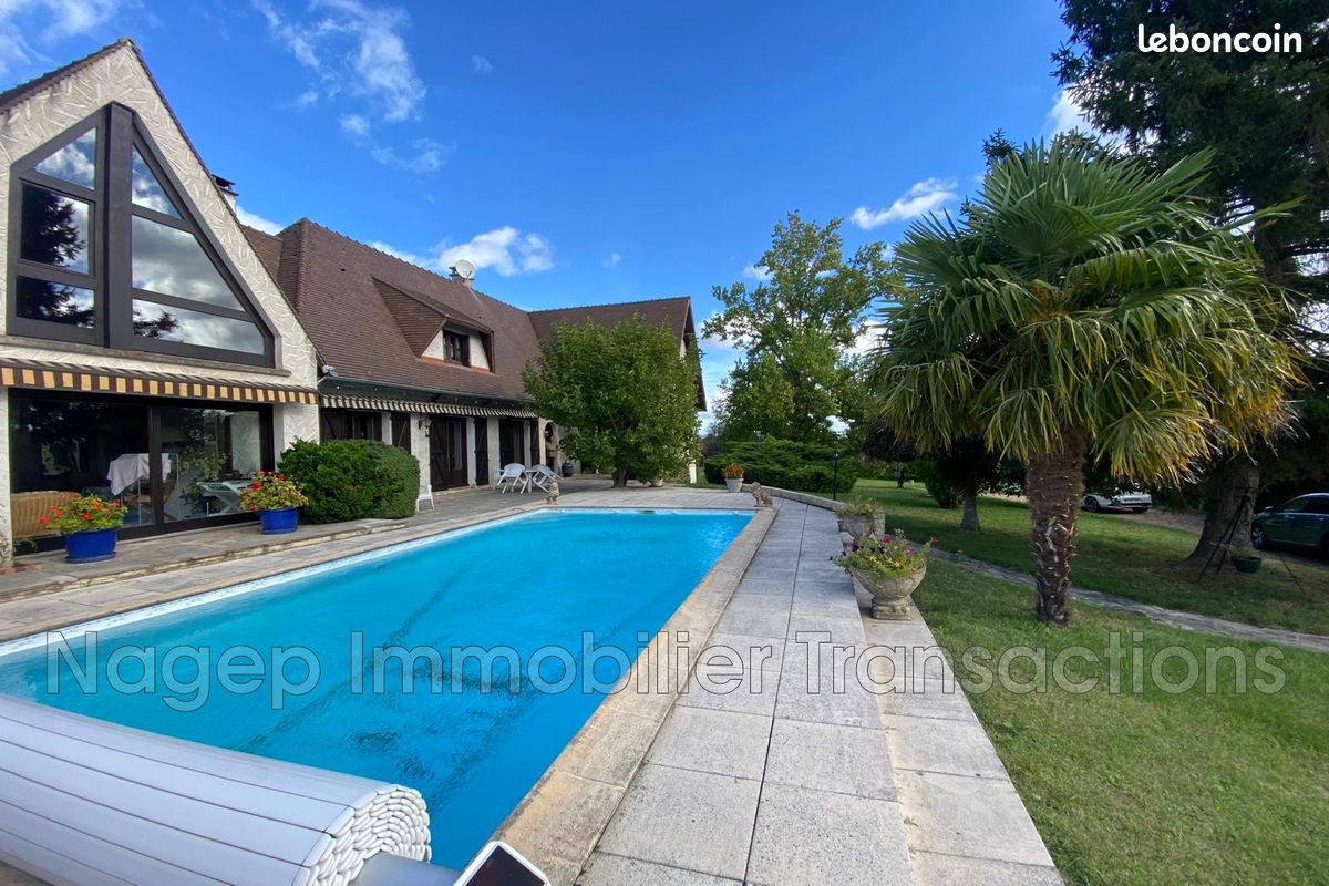 Maison 7 pièces 259 m² · à Saint-Rémy-en-Rollat · 259 m² · 295 000 €