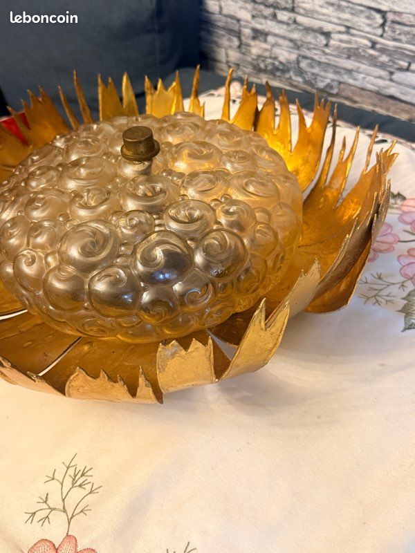 Grand plafonnier en fer dorée et verre presse (image 3)