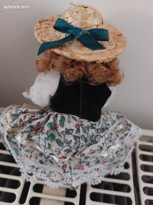 Poupée Vintage En Porcelaine Française - Dans Sa Boîte à Chapeau D'origine