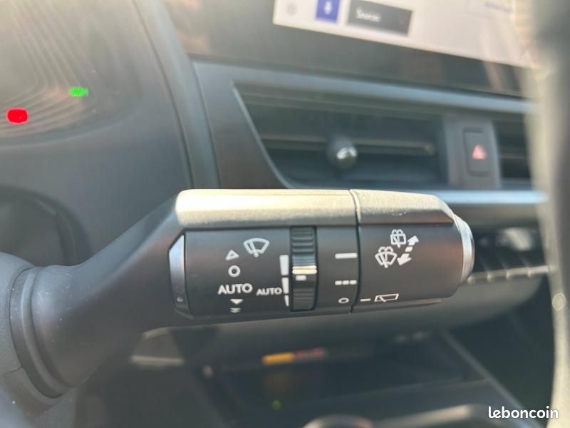 Lexus UX 250h Executive 2WD (image 30)