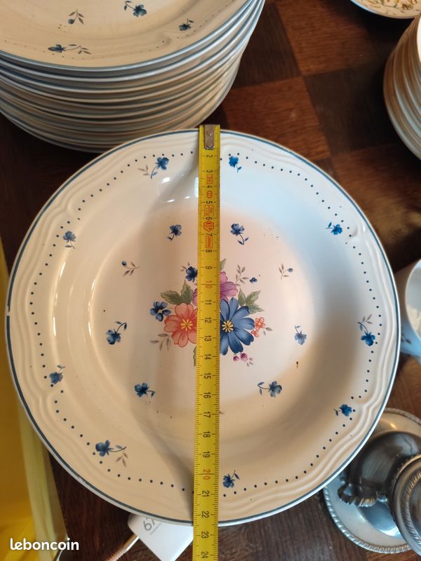 Lot de 12 assiettes vintage "Provincial Bouquet" 1987 – Diamètre 23,5 cm (image 1)