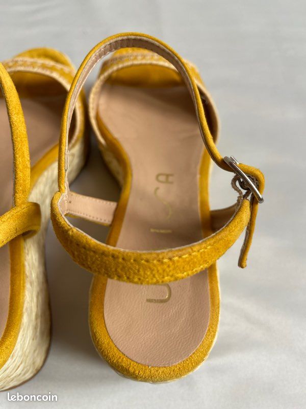 Sandales Plateforme ELLE En Cuir Jaune Avec Papillons - Pointure 40 (US 9) - Neuves Sans Boîte