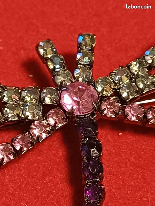 Broche Libellule En Métal Argenté Avec Zircons Roses - Neuve Sous Blister - Bijou Fantaisie