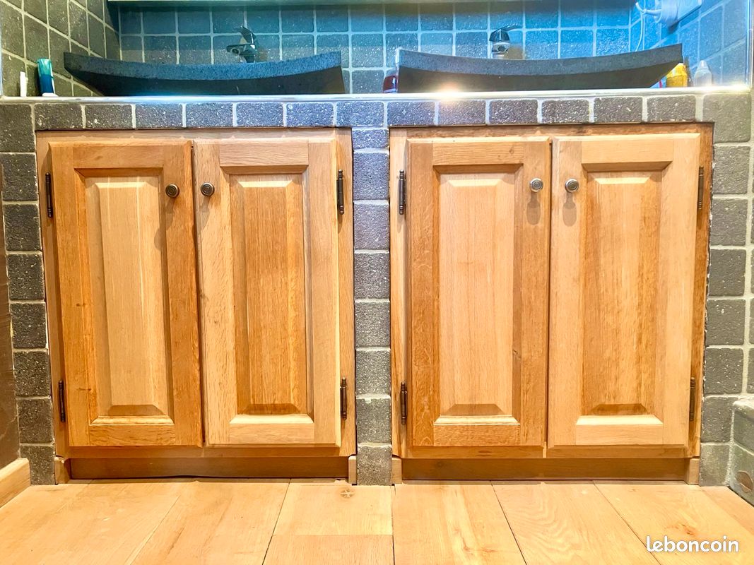 3 double-portes de placard sous lavabo en chêne clair massif avec leurs cadres et plinthes (image 3)