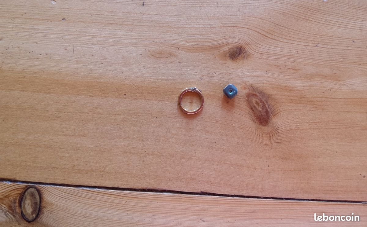 Paire de puces d'oreilles rondes dorées (image 9)