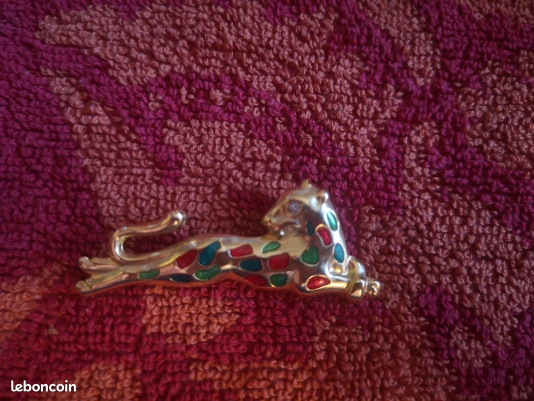 Broche Panthère Dorée Avec Strass Blanc Et Pierre Rouge – Bijou Fantaisie Animalier – Fabriqué En Chine