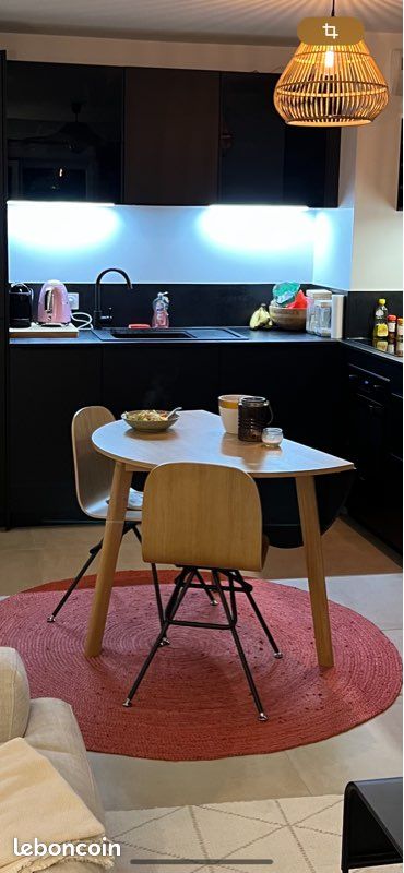 Table ronde en chêne et chaises (image 1)