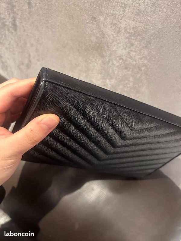 Sac enveloppe en cuir noir Yves Saint Laurent MONOGRAM (image 8)