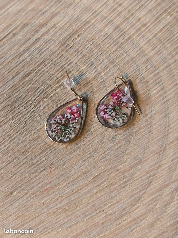 Boucles d'oreilles pendantes goûté fleur résine rouge (image 5)