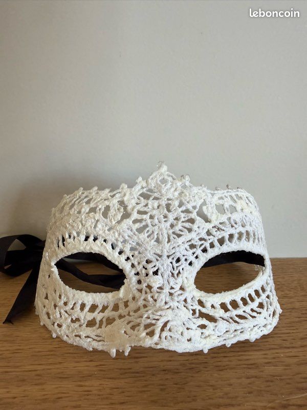 Masque souple vénitien blanc dentelle à paillettes (image 1)