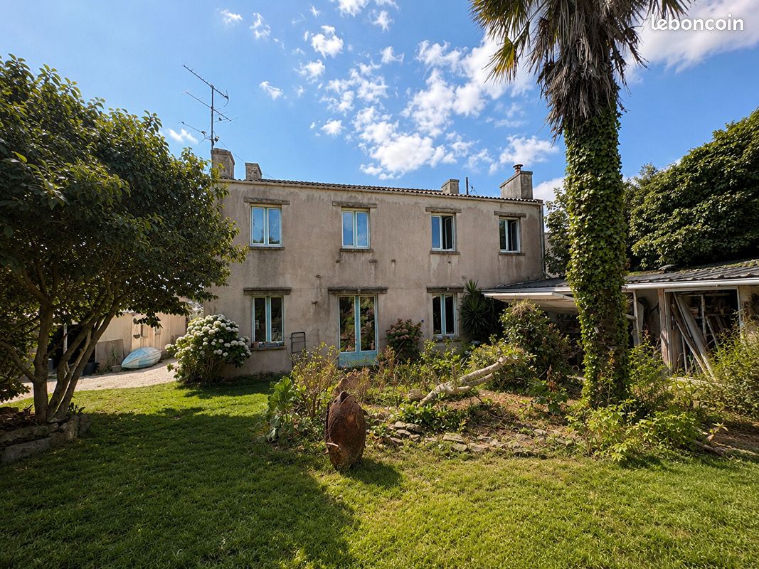 Maison 8 pièces 254 m² · à Plonéour-Lanvern · 254 m² · 346 500 €