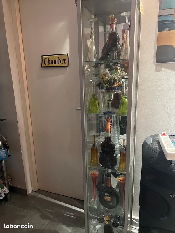 Vendre deux meubles en vitres gris (image 1)
