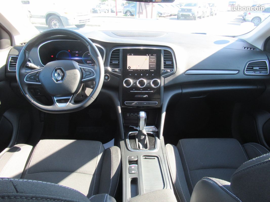 Renault Megane ESTATE E-TECH PLUG-IN HYBRID 160 CV Evolution (image 3)