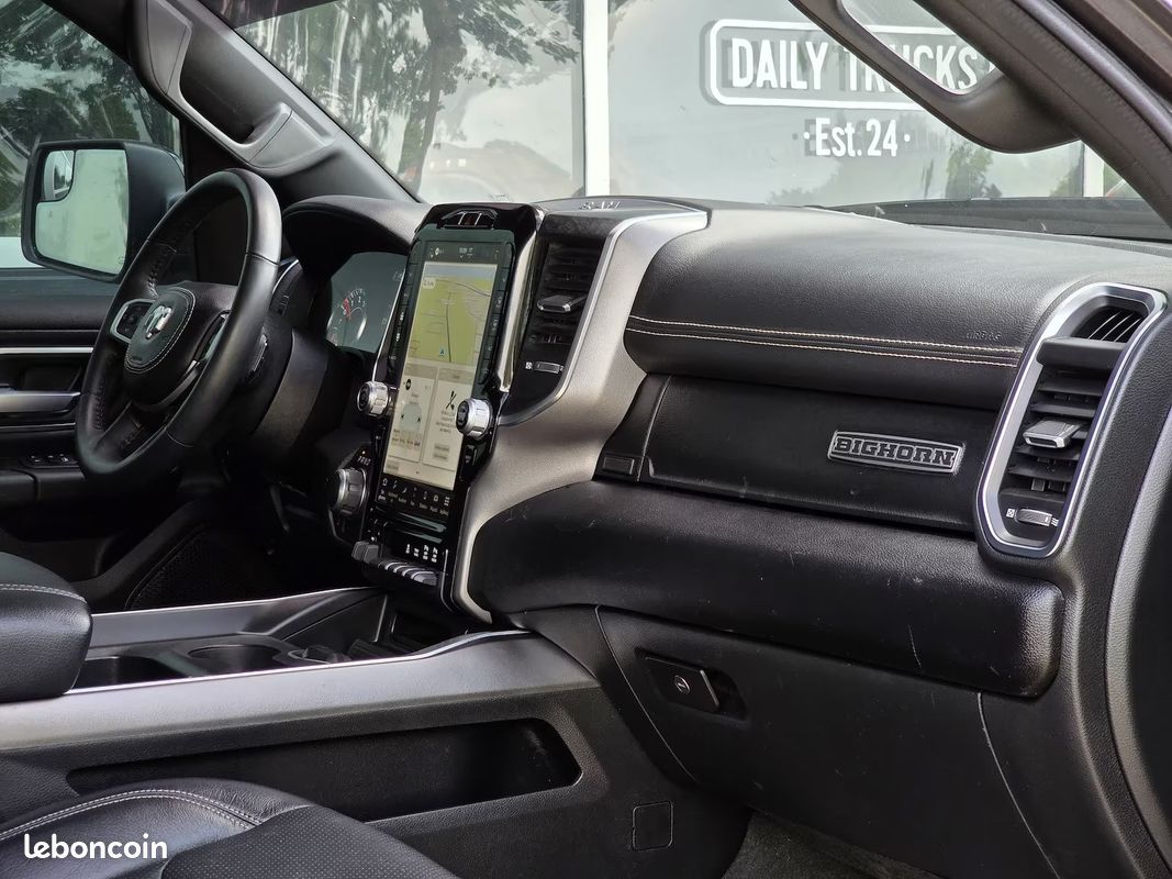 Dodge RAM 1500 Big Horn Night Edition 5.7 HEMI eTorque 401 ch 4x4 – Lift 9” – Uconnect 12” – 35” (image 23)