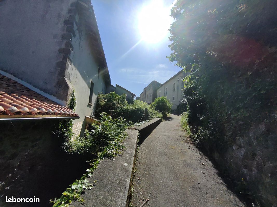 Maison 3 pièces 150 m² · à Confolens · 150 m² · 25 000 €