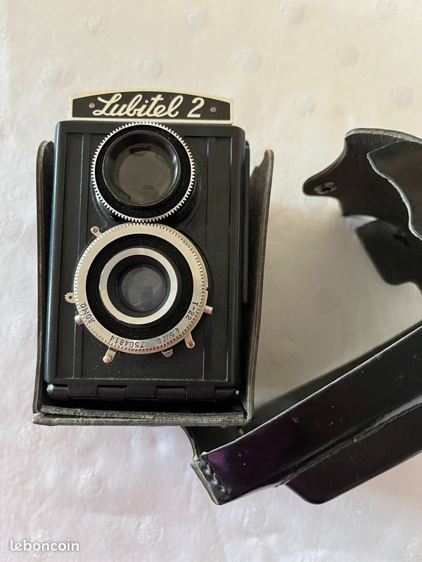 Ancien appareil photo soviétique Lubitel 2 isolé sur fond blanc Photo Stock - Alamy