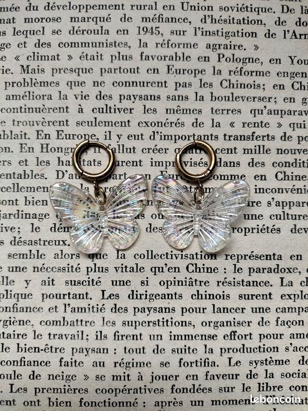 Boucle d'oreille dorée papillon fait main (image 1)