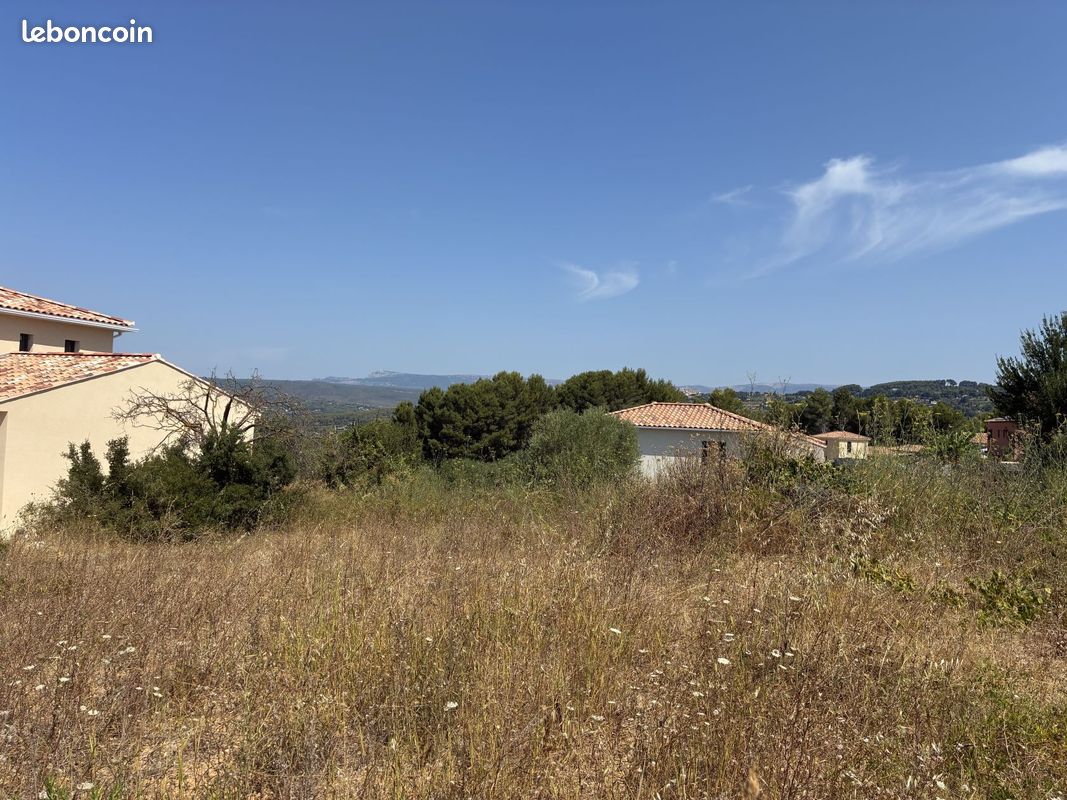 Terrain à bâtir de 660 m² à LE CASTELLET (83) · 390 000 €