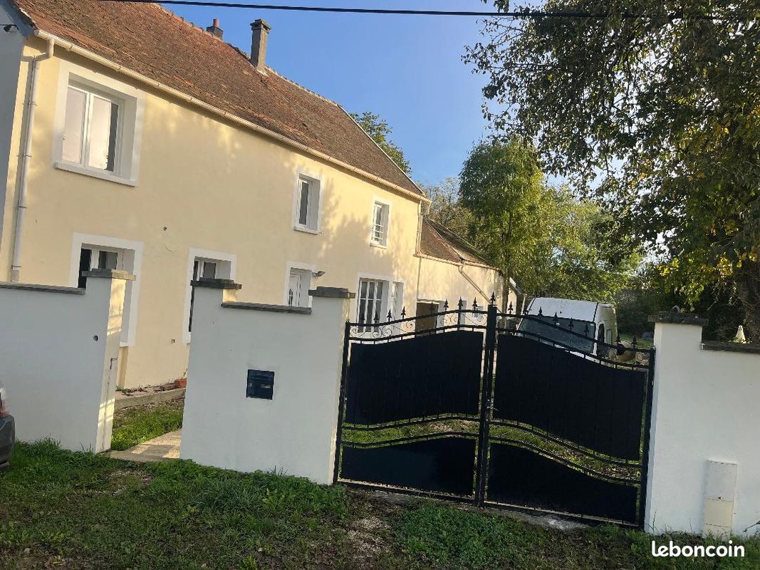 Maison 10 pièces 300 m² · à Villeneuve-sur-Bellot · 300 m² · 150 000 €