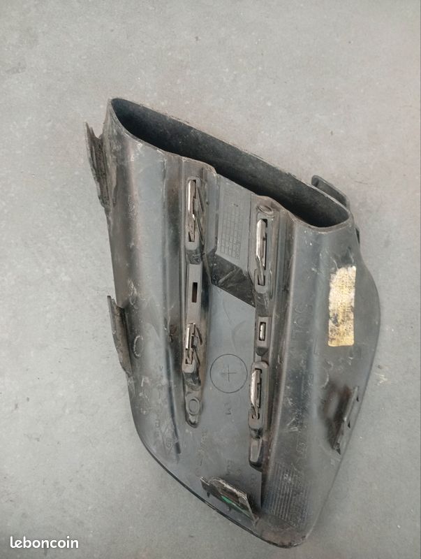 Cache antibrouillard Renault Clio V (phase 1, produite entre 2019 et 2023), généralement référencé sous (image 2)