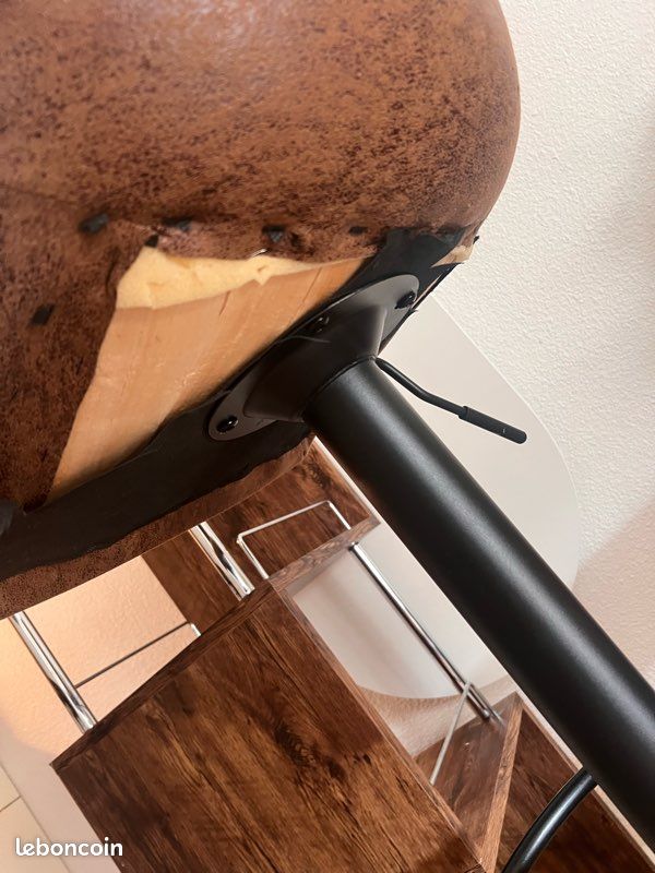 URGENT Table Bar Avec Chaises Hautes (image 8)