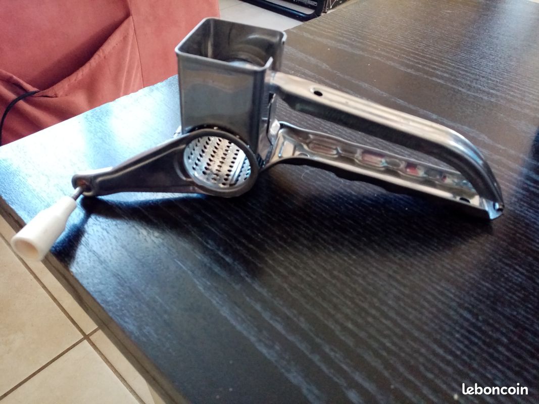 Rape a fromage manivelle inox (image 1)