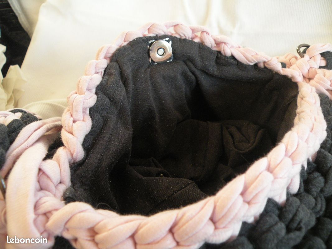 Sac à main noir et rose en trapilho (image 2)