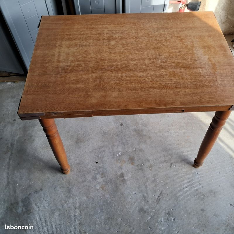 Table en bois (image 1)