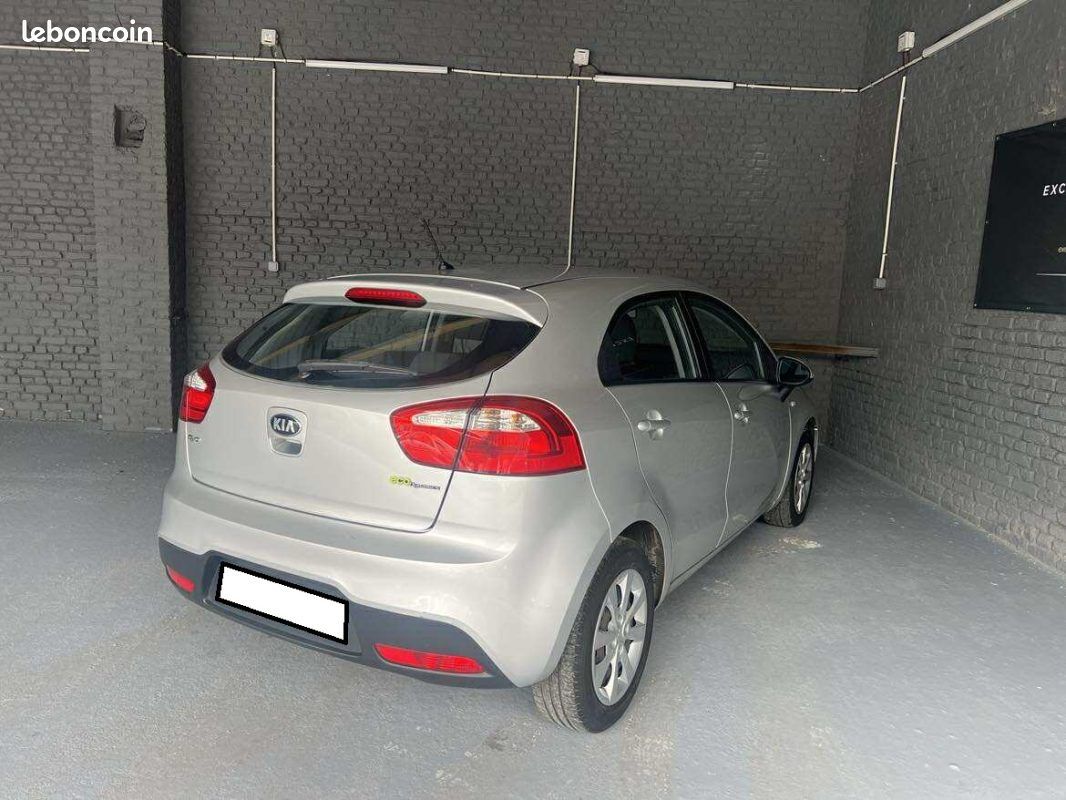 Kia rio iii 1.1 crdi 75ch faible kilometrage (image 4)