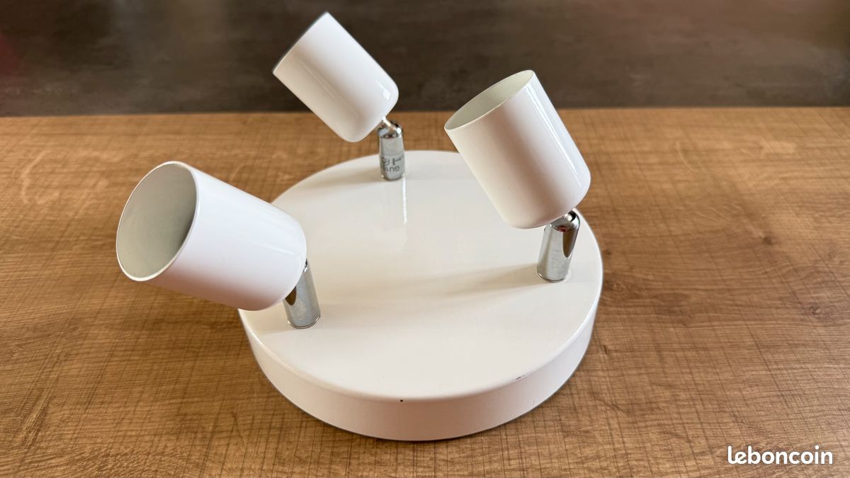Plafonnier blanc à 3 spots orientables (image 1)