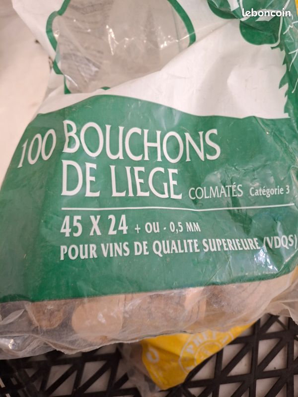 Bouchons De Vin En Liège Réalistes De Différentes Formes | Vecteur Premium