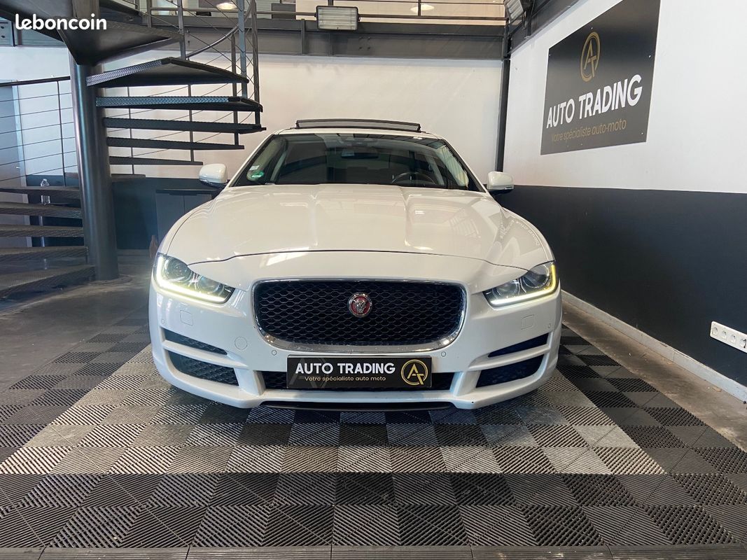 JAGUAR XE XE 2.0 D - 180 ch BVA Pure - TOIT OUVRANT - CAMERA DE RECUL - SIEGES ELECTRIQUES (image 2)