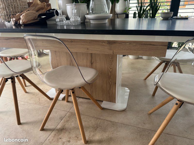 Buffet table et chaises (image 1)
