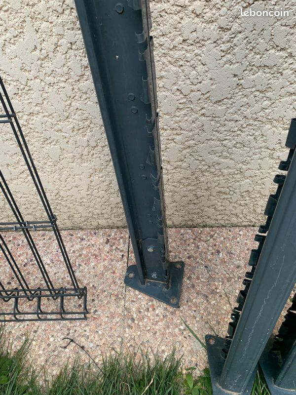 Particulier vend grillage rigide avec poteaux et platine (image 5)