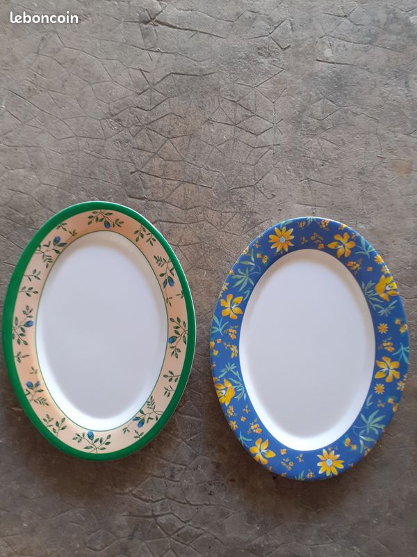 2 plats ovales en plastique (image 1)