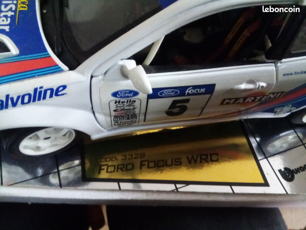 LJ440 BURAGO GOLD COLLECTION 3328 1/18 1:18 Ford Focus WRC 5 blanc