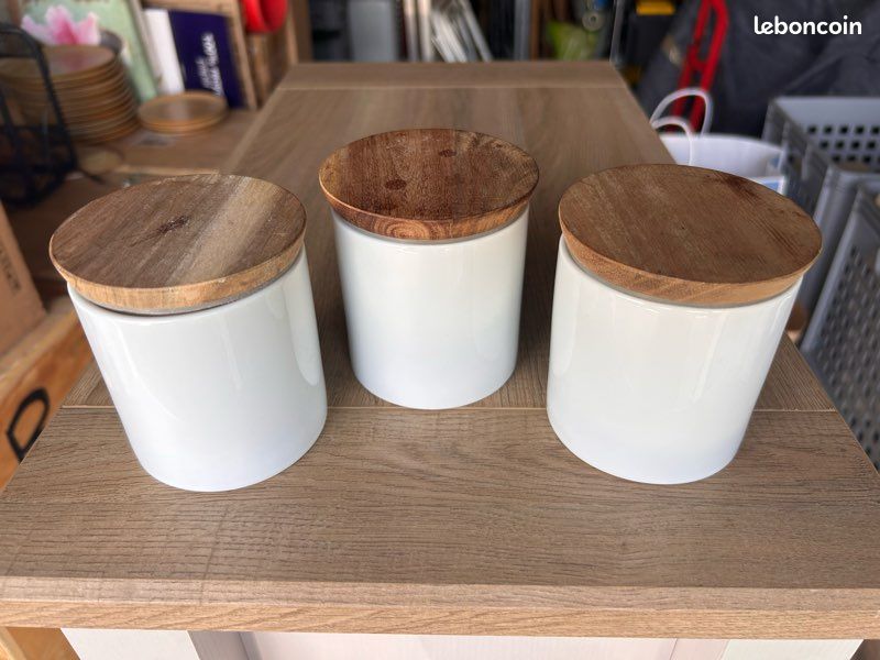 Bol En Bois Et Cuillère En Bois Isolé Sur Fond Blanc | Vecteur Premium