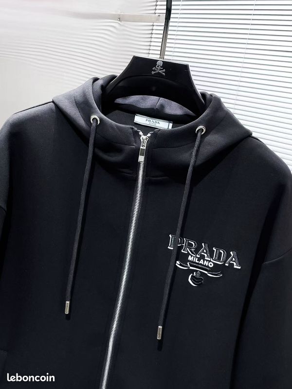 Sweat Prada noir pour homme, capuche avec cordons, poches latérales (image 4)