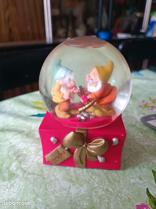 Boule de neige disney nains blanche neige 2009 (image 1)