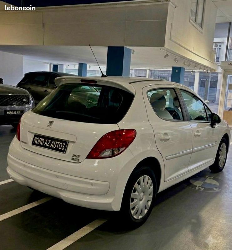 PEUGEOT 207 1.6 HDi 92cv 1ere main propre 99g serie limité (image 3)