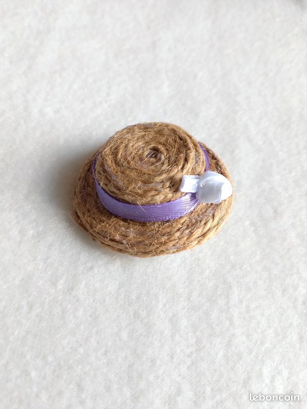 Coiffe chapeau en jute ruban violet et rose blanche (image 1)