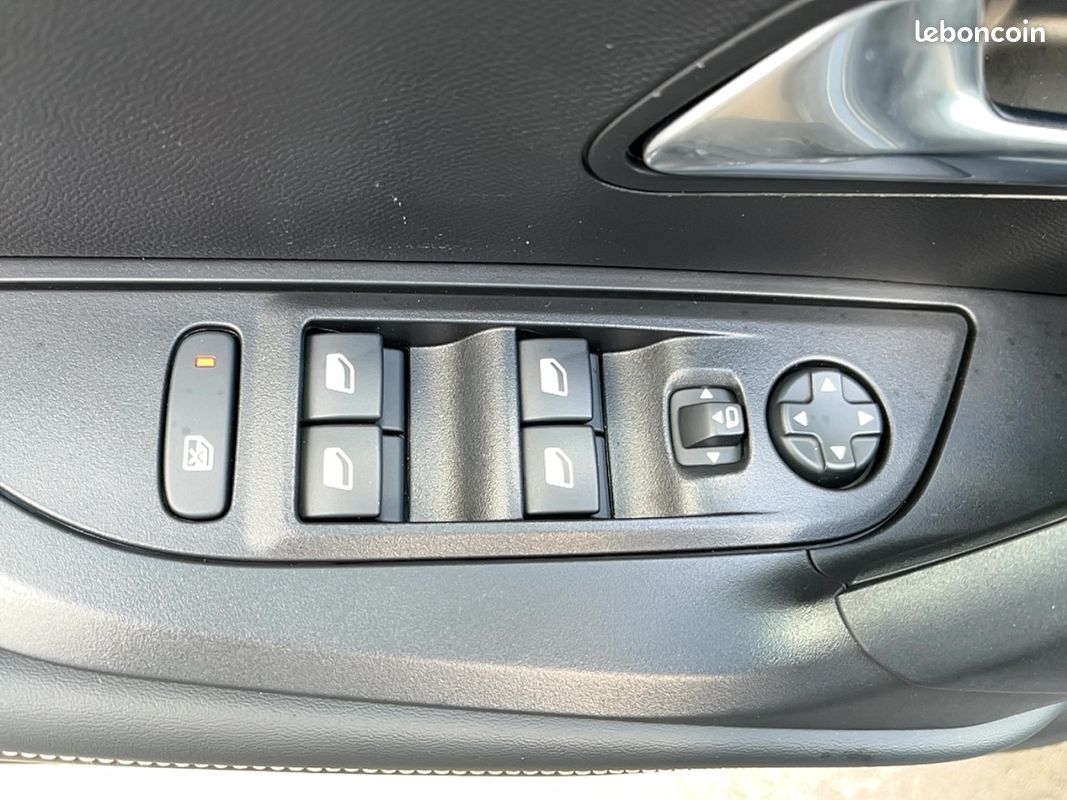 Peugeot 2008 (2) Hybrid 145 e-DCS6 ALLURE (image 25)