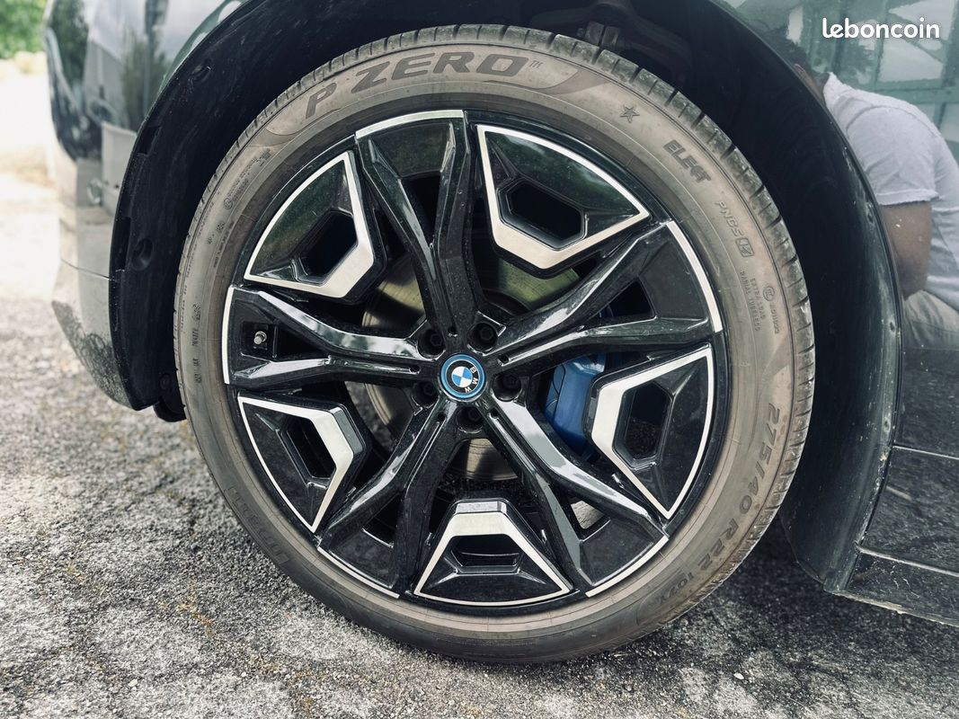 BMW iX 40e 326CH xDrive + CARPLAY SANS FIL + SIEGES CHAUFFANTS/VENTILES/MASSANTS/ELECTRIQUES + HARMAN KARDON + 1ERE MAIN + GARANTIE 12 MOIS (image 17)