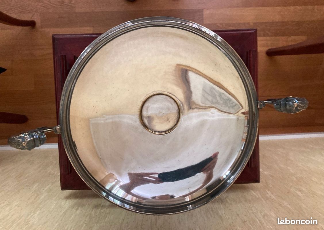 Elégante coupe en métal argenté à motifs classiques (image 3)
