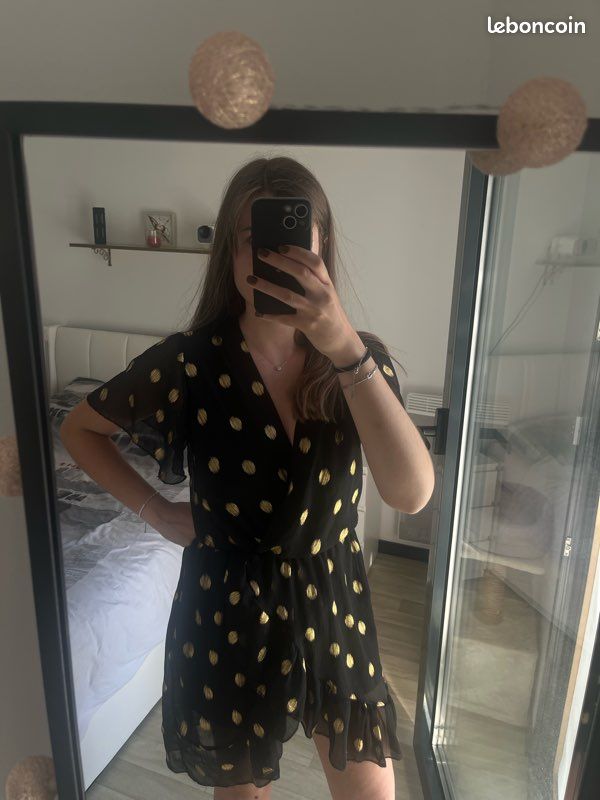 Robe noire avec feuilles dorées et doublure au niveau de la jupe