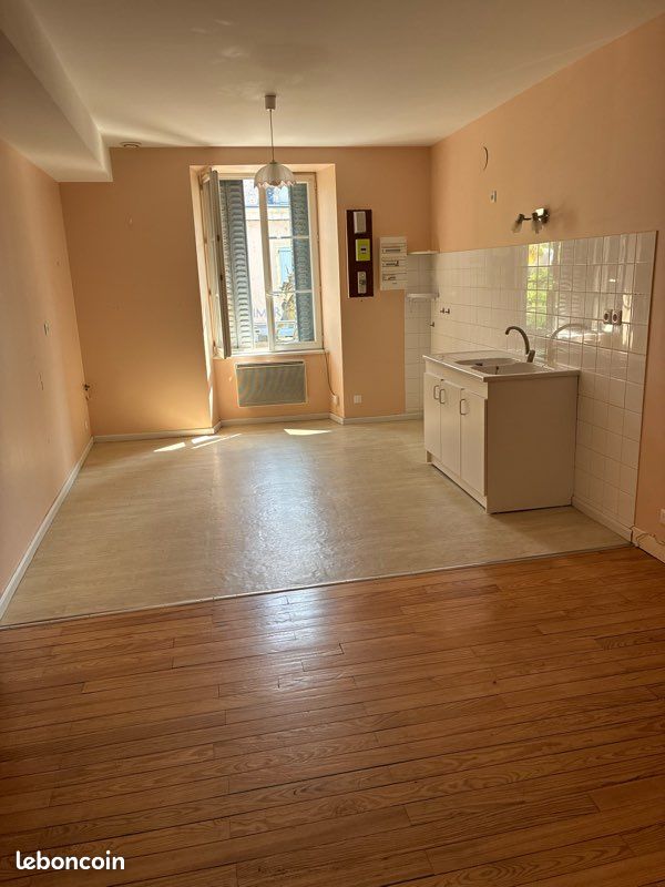 Appartement 3 pièces 80 m² · à Saint-Gaultier · 80 m² · 460 €